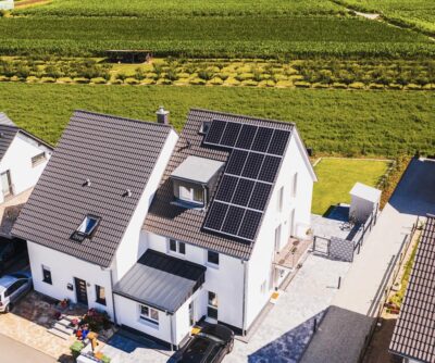 SOLEXUS Team bei einem Solarprojekt